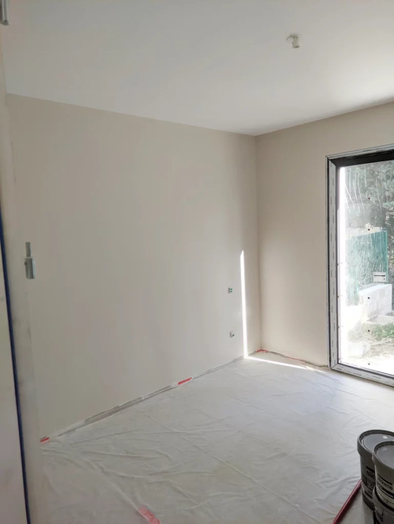 Construction neuve, ponçage, révision des enduits, mise en peinture velours aux murs, blanc mat aux plafonds