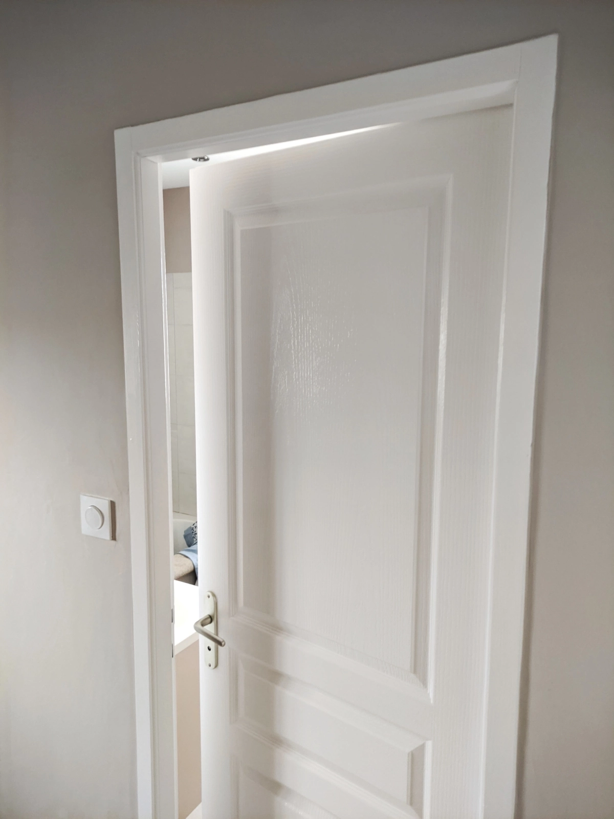Mise en peinture de portes intérieures à Saint Cyprien, en 2 couches avec une peinture spéciale boiseries. Rénovation et travaux de peinture de votre artisan peintre du Roussillon.