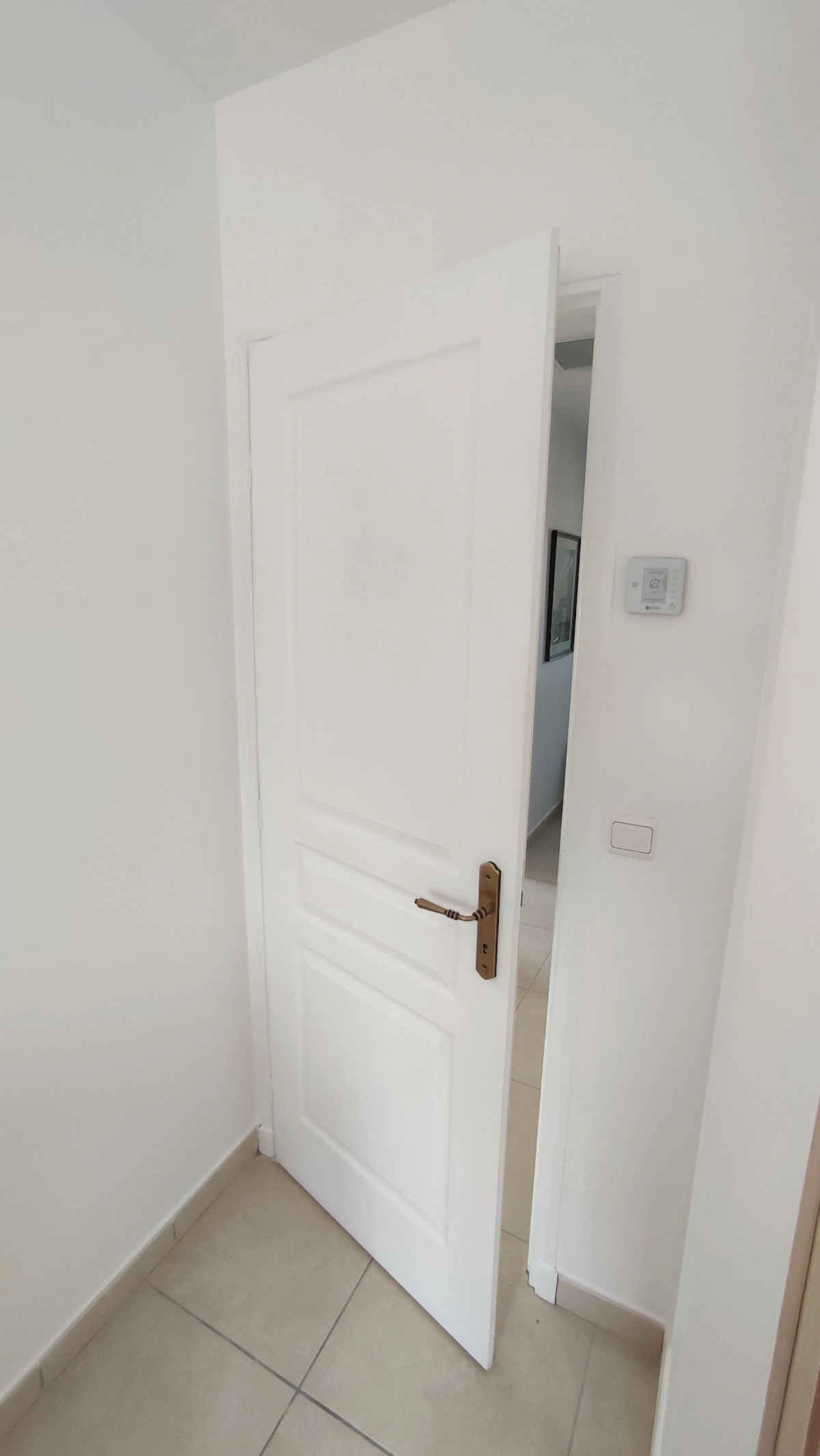 Mise en peinture de boiseries, porte, réalisé par PiquemalPeinture peintre en bâtiment