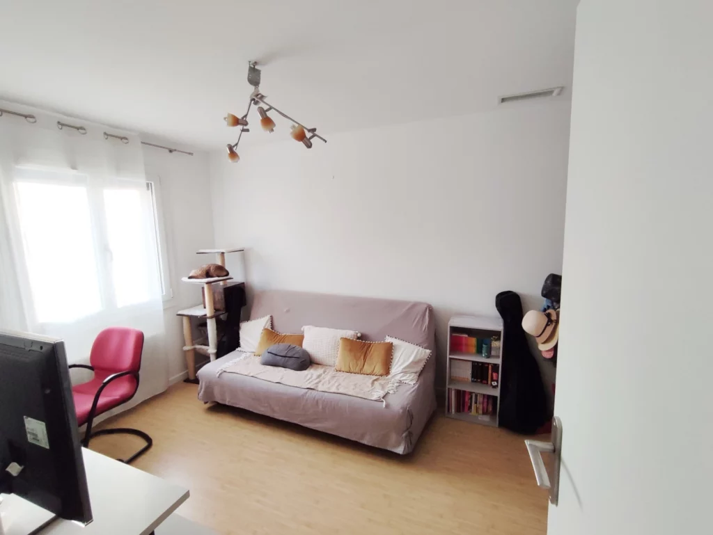 Rénovation de chambre à Perpignan, peinture velours blanc aux murs et blanc mat au plafond, révision des defauts