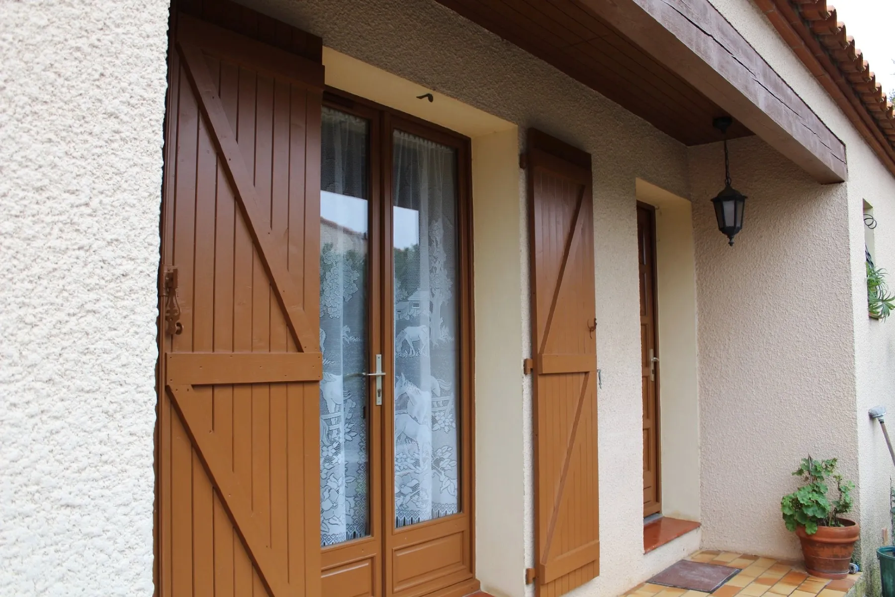 Rénovation de volets en bois, réalisé par PiquemalPeinture peintre en bâtiment professionnel à Saint Cyprien, Perpignan et alentours.