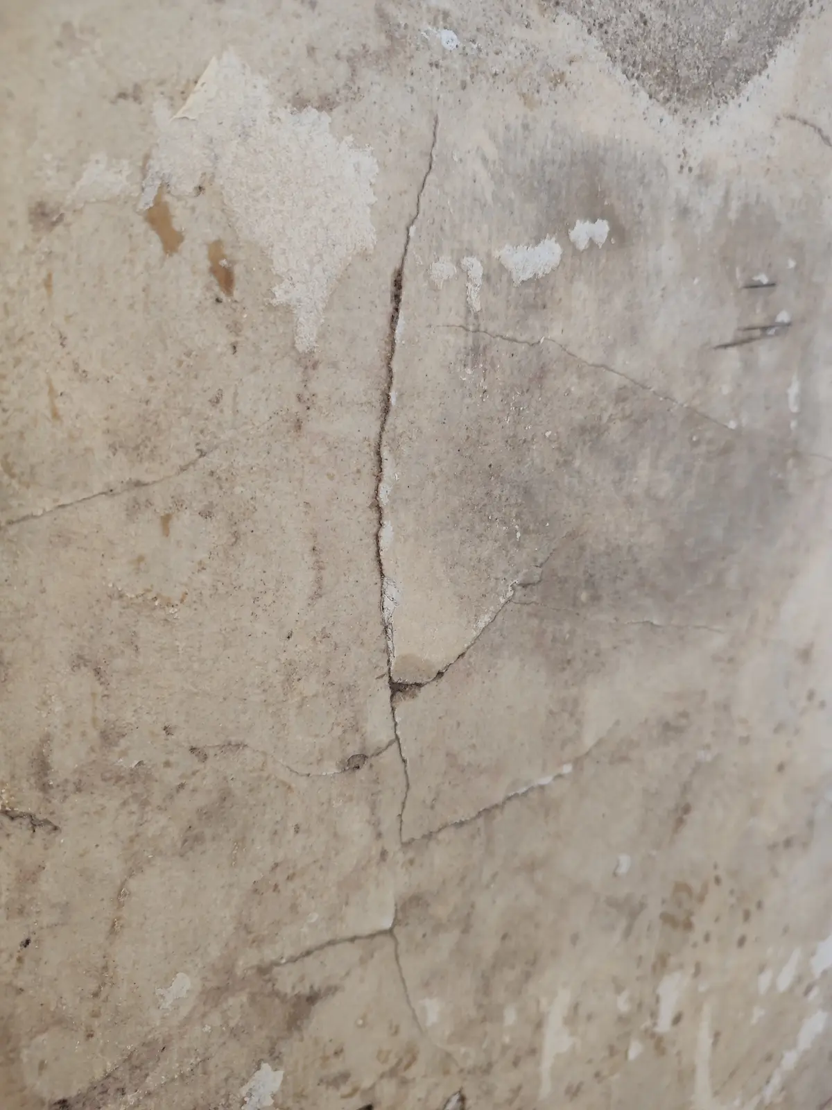 fissures sur mur avant travaux de rénovation par Piquemal peinture artisan peintre en bâtiment à Perpignan et alentours