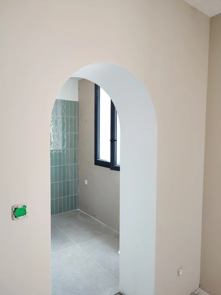 Rénovation, à Le Soler avec ponçage des joints de placo et application de la peinture velours et mate